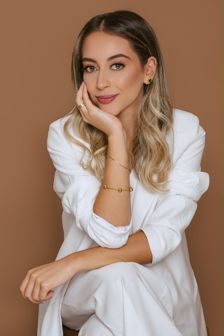 Maiara Talamini usando blazer branco