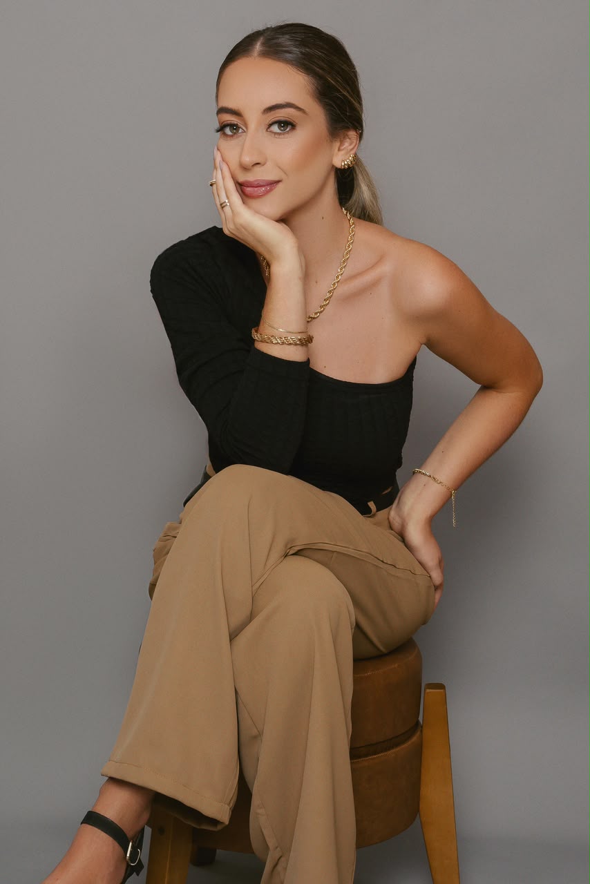 Maiara Talamini em ensaio profissional com roupa preta